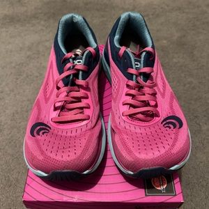 Size 8 Women’s Topo Ultrafly